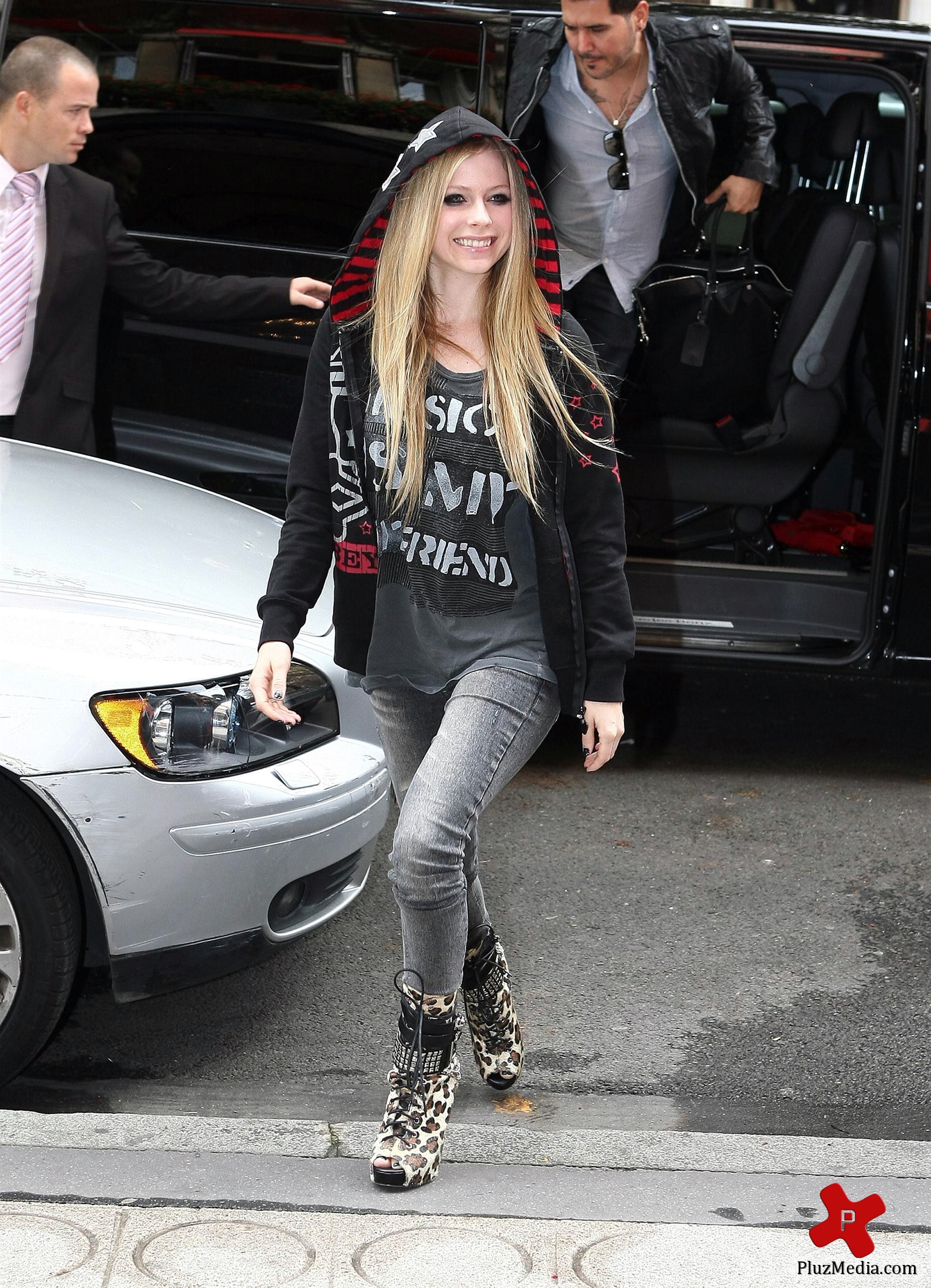 Avril Lavigne is all smiles as she leaves her Paris hotel photos | Picture 77873